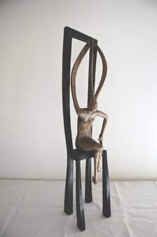 Daniel Bihany, Dievča na stoličke, orech, výška 75 cm, pišdané
