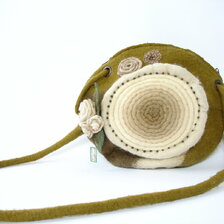 Ručne šitá okrúhla plstená kabelka cez plece od Jany Ondrejovej, 115 €, priemer 29cm, machovo banánová