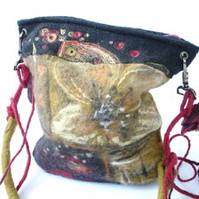Ručne šitá plstená kabelka cez plece od Jany Ondrejovej, 105 €, 25x25 cm, vyšívaná s makmi