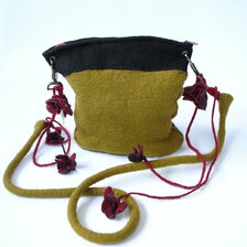 Ručne šitá plstená kabelka cez plece od Jany Ondrejovej, 105 €, 25x25 cm, vyšívaná s makmi