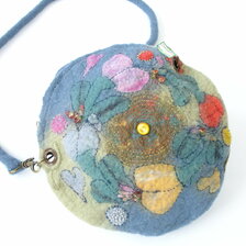 Ručne šitá plstená kabelka cez plece od Jany Ondrejovej - 4 ročné obdobia, 105 €, priemer 28 cm, okrúhla, modro-zelená