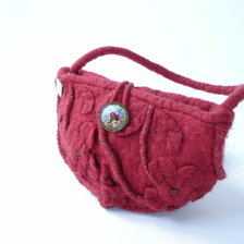 Ručne šitá plstená kabelka do ruky od Jany Ondrejovej, 80 €, 23x13 cm, bordová s gombíkom