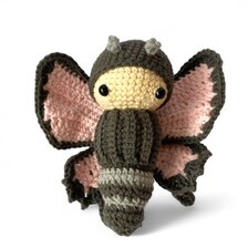 Andrea Vincencová, Háčkovaný motýlik v postieľke, dĺžka 12 cm, rozpätie krídielok 15 cm, 36 €