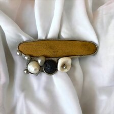 Brošňa Na brehu rieky, 2,5x5,5 cm, riešne perly, láva, 36 €
