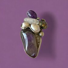 Brošňa Srdce, 5.5x3,5 cm, ametyst, krištáľ a riečne perky