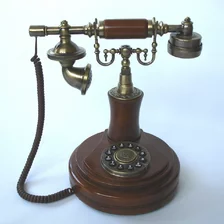 Drevený telefón