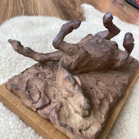 Gabriel Strassner, Ležiaci kôň, plastika z kovu, výška 11 cm, drevená podložka 15x26 cm, 120 €