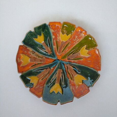 Janka Blašková, Keramika, Tanier s tulipánmi “M“, priemer 26 cm, 50 €