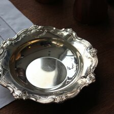 Krásna postriebrená miska Chantilly od svetoznámej americkej spoločnosti Gorham Manufacturing Company, ktorá bola založená v roku 1831. Tento typ misky bol nadizajnovaný v roku1895. Priemer misky je cca 15 cm, predané