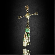 Kríž na stenu - Golgota, môže sa použiť ako prívesok, 18 cm, tyrkenit, fluorit, riečne perly a perleť, 88 €