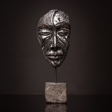 Miram Bajkai, Maska, cín, 470 €, rozmer 29x17 cm, výška 45 cm, na vyžiadanie