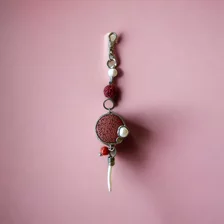 Prívesok na kabelku Pre indiánku, rozmer 12x3 cm, láva a korál