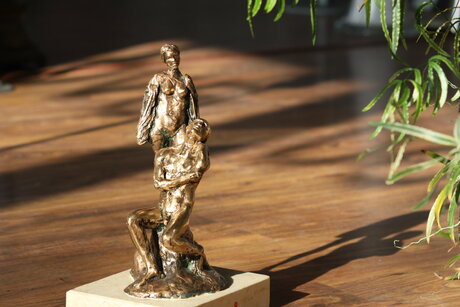 Róbert Szittay, Bronzové súsošie s anjelom na mramorovom podstavci, výška 29,5 cm, 1 260 €