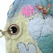 Ručne šitá plstená kabelka cez plece od Jany Ondrejovej - 4 ročné obdobia, 105 €, priemer 28 cm, okrúhla, modro-zelená