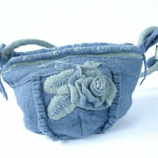 Ručne šitá plstená kabelka na plece alebo do ruky od Jany Ondrejovej, 89 €, 26x18 cm, modrá s ružičkou a s malou brošňou
