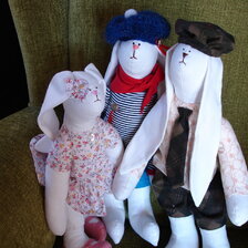 Zajac a zajačica v rôznom oblečení